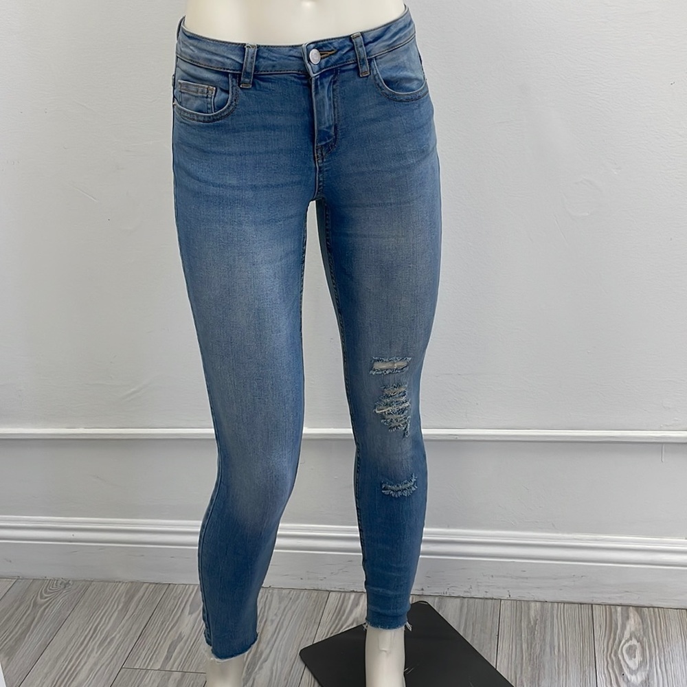 Skinny Jean in Light Blue w Rip Detail